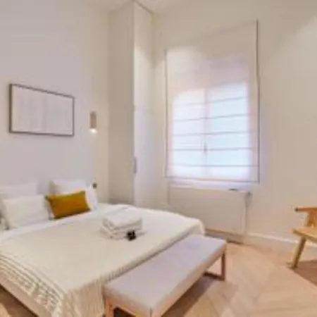 Sumptuous With Garden Arc De Triomphe Apartment *