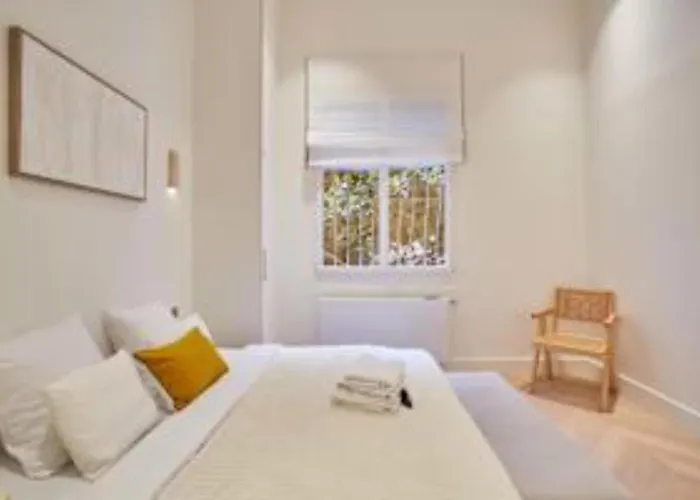 Sumptuous With Garden Arc De Triomphe *